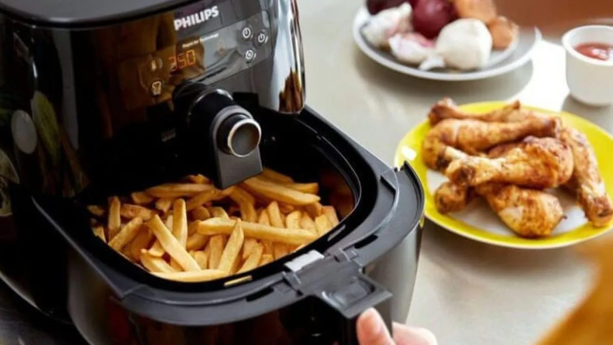 Friteuse sans huile à deux tiroirs, poulet rôti dans un panier et légumes rôtis dans l'autre